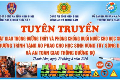 Tuyên truyền Luật giao thông đường thuỷ, tặng áo phao cho học sinh