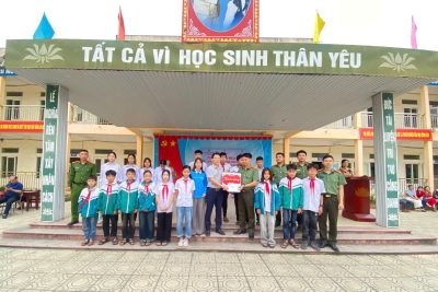 TUYÊN TRUYỀN PHÁP LUẬT & TRAO QUÀ Ý NGHĨA CHO HỌC SINH