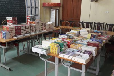 [TRƯỜNG THCS THANH HẢI] Tổng công ty cổ phần thiết bị điện Việt Nam tặng sách cho trường THCS Thanh Hải