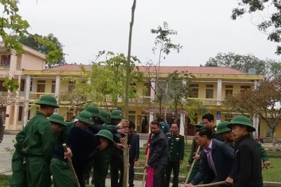 Hình ảnh tân binh trồng cây lưu niệm tại nhà trường