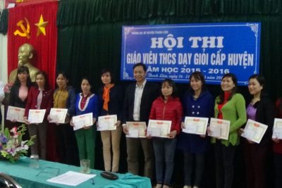 Hình ảnh GV nhận giấy chứng nhận GVG cấp huyện
