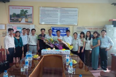 Cụm THCS Thanh Nghị tổ chức chia tay 3 thầy cán bộ quản lý và chuyên viên phòng về hưu (Ngày 11-11-2015)